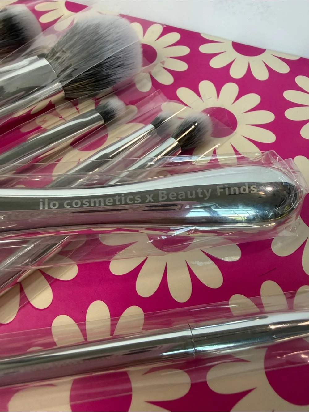 ILO Cosmetics 8 Piece Silver Makeup Brush Set & Matching‎ Glitter Pouch